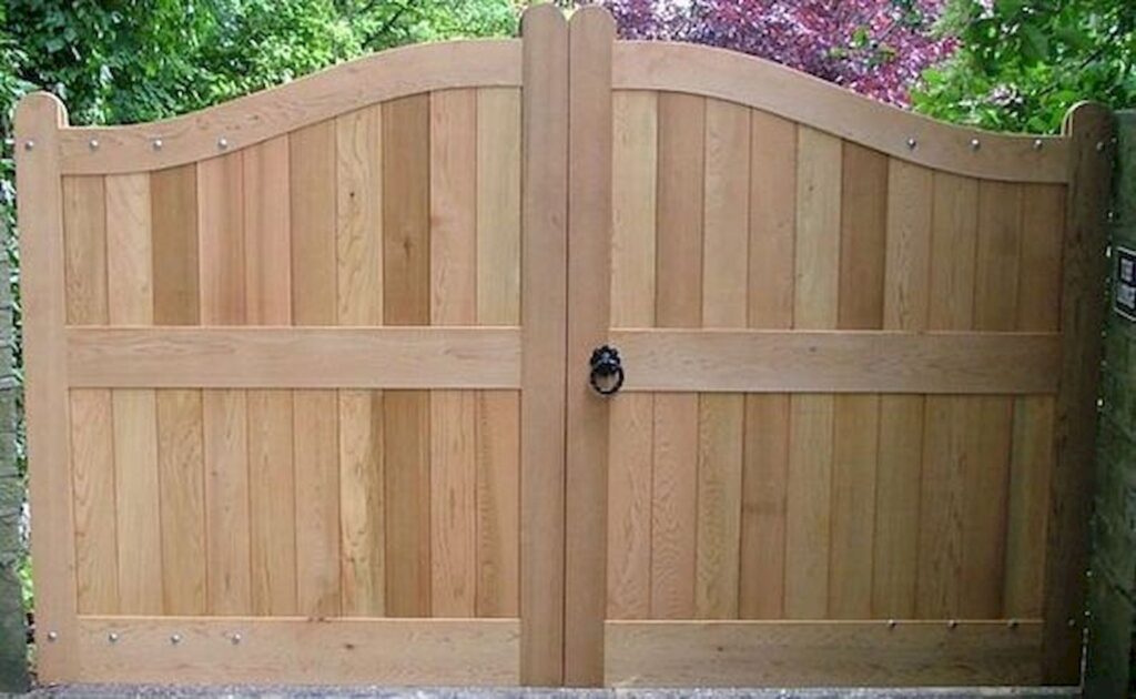 wooden-Double-Gate-Design
