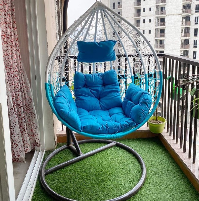 Outdoor swing chair