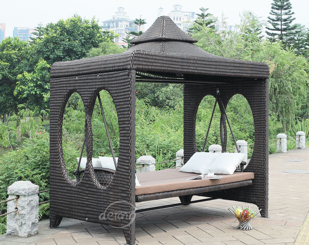 Outdoor swing chair