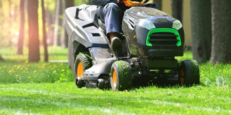 A Comprehensive Guide To Choosing A Small Riding Lawn Mower-Revised