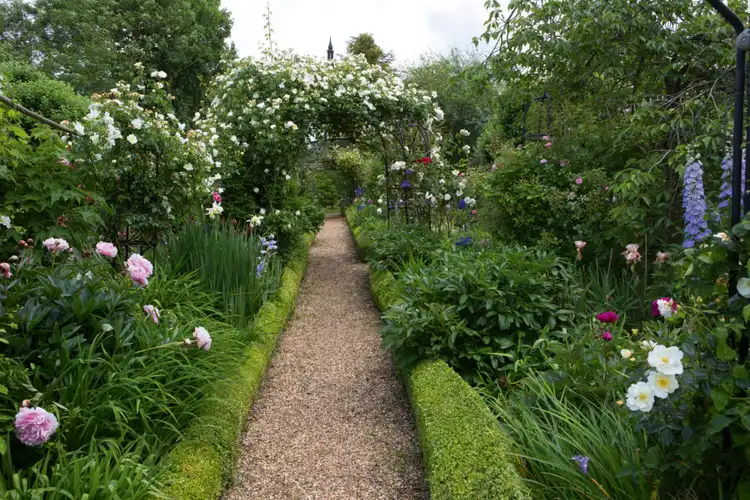 13 Unbelievably Cheap DIY Garden Path Ideas You Might Want to Use for 2022