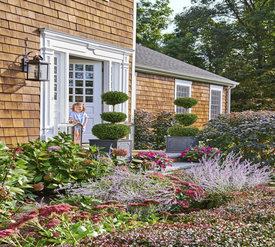 7 Beautiful Front Yard Flower Bed Ideas You'll Love!