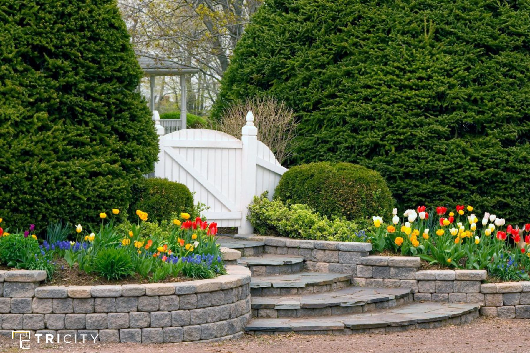 15 Simple Retaining Wall Ideas For Sloped Backyard